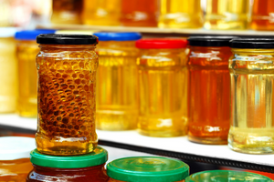 Honiggläser unterschiedliche Honigsorten