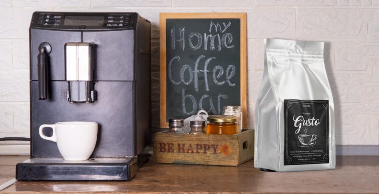 Kaffeebohnen mit hübschen Etiketten neben Kaffeemaschine