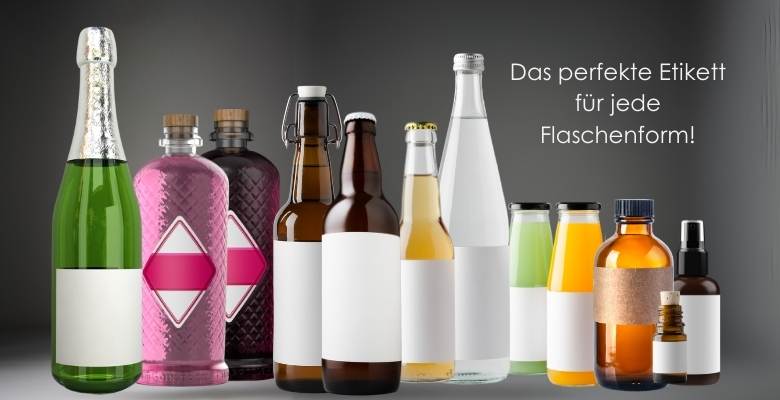 Viele verschiedene Flaschen, von Bier- bis Sektflaschen mit weißem Etikett