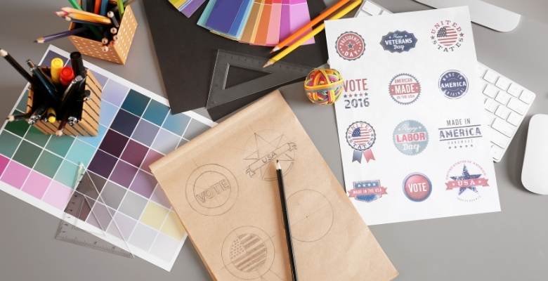 Arbeitsplatz für Grafikdesign Arbeiten mit Farbfächer und Stiften